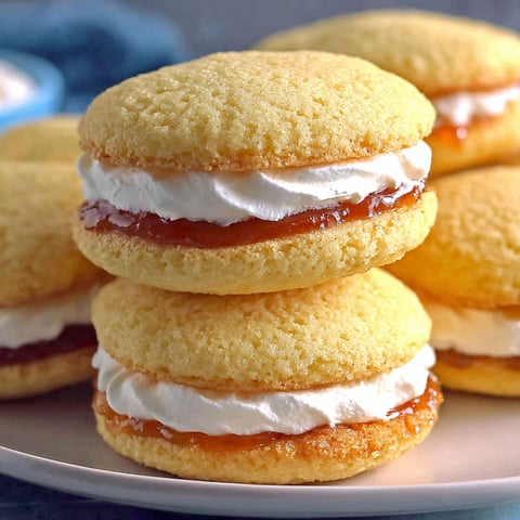Fluffy fruity whoopie pies that taste.